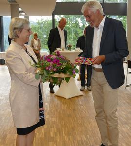 Bild vergr&ouml;&szlig;ern: Zum Abschied in den Ruhestand &uuml;berreichte Landrat Helmut Riegger der langj&auml;hrigen Schulleite-rin der Kaufm&auml;nnischen Schule Nagold, Karin Ascher-Gollmar, Blumen und einen Gutschein f&uuml;r die regionale Gastronomie. 