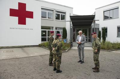 Bild vergr&ouml;&szlig;ern: Landrat Helmut Riegger bedanke sich beim KSK f&uuml;r die Unterst&uuml;tzung w&auml;hrend der Corona-Pandemie. Rechts: Oberst Andreas R, stellv. Kommandeur des KSK und Standort&auml;ltester. Links. Zwei &Auml;rzte des KSK.