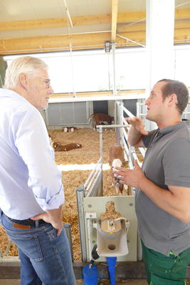 Bild vergr&ouml;&szlig;ern: Im Zuge der Besichtigung des neugebauten Milchviehstalls der Familie Hammer in Egenhausen erl&auml;uterte Florian Hammer (rechts im Bild) Landrat Helmut Riegger (links) die Vorz&uuml;ge des Einsat-zes digitaler Hilfsmittel in der Landwirtschaft. 