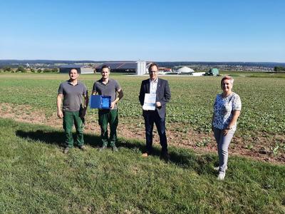 Bild vergr&ouml;&szlig;ern: Als Vertreterin des Photovoltaik-Netzwerks Nordschwarzwald &uuml;berreichte Monika Falkenthal den Kreispokal f&uuml;r das erste Quartal 2020 an Egenhausens B&uuml;rgermeister Sven Holder (2.v.r.). Mit  im Bild v.l.: die Br&uuml;der Florian und Johannes Hammer.