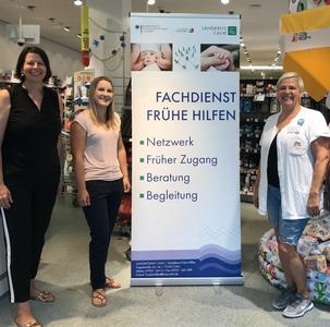 Bild vergr&ouml;&szlig;ern: Freuen sich auf die weitere gute Zusammenarbeit (v.l.:) Netzwerkkoordinatorin Carmen Schulz und Kindheitsp&auml;dagogin Marie-Claire Zauner vom Fachdienst Fr&uuml;he Hilfen und dm-Filialleiterin Sabine K&uuml;mmerle-Reiff.