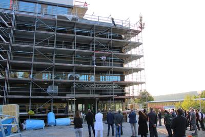 Bild vergr&ouml;&szlig;ern: Richtspruch vor dem Neubau mit Klinikmitarbeitern und geladenen G&auml;sten