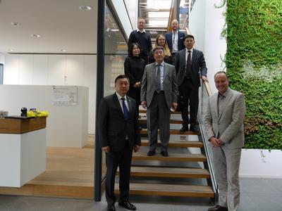 Bild vergr&ouml;&szlig;ern: Die mongolische Delegation mit Vertretern des Landratsamtes bei der Firma homag in Holz-bronn. Vorne: Botschafter Dr. Damba Ganbat und Gesch&auml;ftsf&uuml;hrer Jens Held (HOMAG).