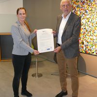 Bild vergrößern: Klimaschutzmanagerin Sandra Hinke und Landrat Helmut Riegger mit der vom Landkreis Calw unterzeichneten unterstützenden Erklärung zum dritten Klimaschutzpakt des Landes Baden-Württemberg. 