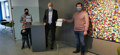 Bild vergr&ouml;&szlig;ern: Ricarda Becker und Marco Z&uuml;ndel (l.) (Vorstandsmitglieder des Vereins der Bauwagenfreunde Nordschwarzwald e.V.) haben gemeinsam mit Landrat Helmut Riegger die Vereinbarung getrof-fen, dass Bauw&auml;gen und H&uuml;tten ab Sonntagabend schlie&szlig;en werden.