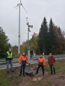 Bild vergr&ouml;&szlig;ern: Bei der Gl&auml;ttemeldeanlage beim Windpark in Simmersfeld an der B294: V.l. Peter Eller-brock (Fa. Boschung), Manuel Stengele (stellv. Stra&szlig;enmeister), Michael G&ouml;tz (Hauptstra-&szlig;enmeister und Gerhard Schechinger (stellv. Leiter Abteilung Stra&szlig;enbau im Landrat