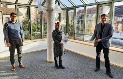 Bild vergr&ouml;&szlig;ern: Als Vertreter des Photovoltaik-Netzwerks Nordschwarzwald &uuml;berreichten Monika Falkenthal von der Gemeinschaft der Energieberater im Landkreis Calw und der Klimaschutzmanager des Landkreises Calw, Elias Weigel (links im Bild), den Kreispokal f&uuml;r das zweite 