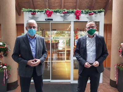 Bild vergr&ouml;&szlig;ern: Landrat Helmut Riegger und Friedemann Bausch (Gesch&auml;ftsf&uuml;hrer DEKRA Automobil GmbH) vor dem Eingang des DEKRA-Hotels in Wart.