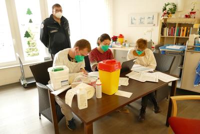 Bild vergr&ouml;&szlig;ern: Das mobile Impfteam des Zentralen Impfzentrums T&uuml;bingen f&uuml;hrte die ersten Impfungen im Landkreis Calw im Seniorenzentrum Althengstett durch. 