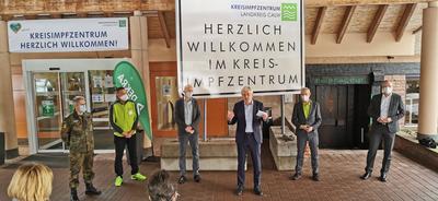 Bild vergr&ouml;&szlig;ern: V.l. Oberstleutnant d.R. Bernd Wagner vom Kreisverbindungskommando Calw, Bernd Land, An-dreas Kn&ouml;rle (Kreisimpfzentrum/Landratsamt Calw), Landrat Helmut Riegger, Norbert Weiser (Kreisimpfzentrum/Landratsamt Calw) und Friedemann Bausch (Gesch&auml;ftsf&uuml;hrer DEK