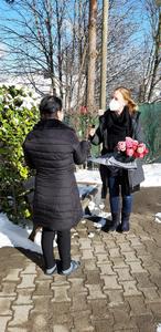 Bild vergr&ouml;&szlig;ern: Blumen, Gutschein und ein herzliches Dankesch&ouml;n geht von Sarah Tonhauser, Gleichstellungsbe-auftragte im Landkreis Calw, an die Mitarbeiterinnen vom Frauenhaus sowie an die dort leben-den Frauen.