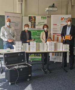 Bild vergr&ouml;&szlig;ern: V.l. Stellvertretender Schulleiter der Rolf-Benz-Schule, Michael Heilig, Schulleiterin der Annemarie-Linder-Schule, Ilona Cwik-Lorz, Schulleiterin der Kaufm&auml;nnischen Schule Nagold, Anja Breitling und Landrat Helmut Riegger im Kreisberufsschulzentrum Nago