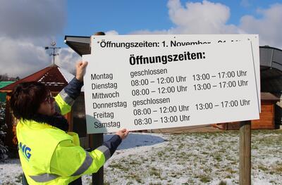 Bild vergr&ouml;&szlig;ern: Am 1. April werden die Schilder das letzte Mal getauscht. Dann gelten ganzj&auml;hrige &Ouml;ffnungszeiten.