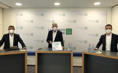 Bild vergr&ouml;&szlig;ern: Bildunterschrift: J&uuml;rgen Ott, Helmut Riegger und Ren&eacute; Skiba (v.l.n.r.) stellen luca-App im Kreis Calw vor. Ricarda Becker war digital zugeschaltet. Bildquelle: Landratsamt Calw