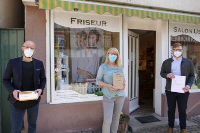 Bild vergr&ouml;&szlig;ern: Brachten die ersten Schnelltests zur Selbsttestung pers&ouml;nlich vorbei: Tobias Hau&szlig;mann (Leiter Abteilung Zentrale Steuerung) & Johannes Schaible (Wirtschaftsf&ouml;rderung) vom Landratsamt Calw gemeinsam mit Uschi D&auml;uble vom Friseursalon Uschi in Calw