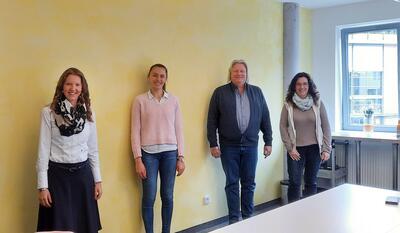 Bild vergr&ouml;&szlig;ern: Wirtschaftsf&ouml;rderin Manuela Opel, Unternehmerin Vivien Schaible, Kreishandwerksmeister Uwe Huber, Gesch&auml;ftsstellenleiterin der Kreishandwerkerschaft Christin Hain (von links). Hinweis: Vor dem Treffen wurden Corona-Schnelltests durchgef&uuml;hrt. Bild: Privat