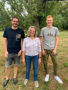 Bild vergr&ouml;&szlig;ern: V.l. Die Biodiversit&auml;tsberater Sebastian Klasen, Elfriede M&ouml;sle-Reisch und Benedikt G&uuml;nthner.