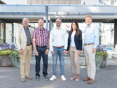 Bild vergr&ouml;&szlig;ern: V.l. J&uuml;rgen Gr&uuml;nzinger (Gesch&auml;ftsf&uuml;hrer BFW), Dieter Rothfu&szlig; (Bereichsleiter Produkte und Qualifizierung BFW), Jan Thomke (Teamleiter Verwaltungsfach BFW), Laura Gueli (Ausbildungsleiterin Landratsamt Calw) und Dr. Frank Wiehe (Erster Landesbeamter Landkr