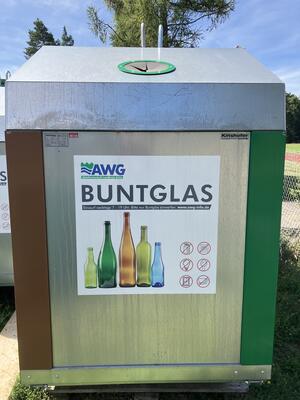 Bild vergr&ouml;&szlig;ern: Altglas darf nur werktags von 7 bis 19 Uhr in die Altglascontainer eingeworfen werden