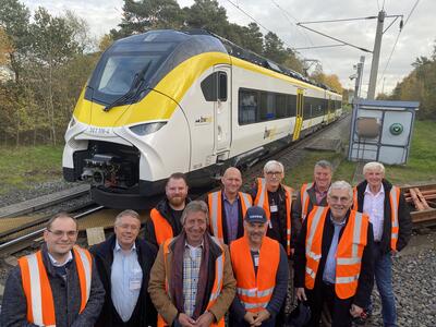 Bild vergr&ouml;&szlig;ern: 2022-11-28 PM Erste Fahrt mit Fahrzeugen der Hermann-Hesse-Bahn