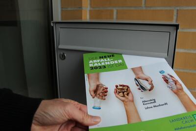 Bild vergr&ouml;&szlig;ern: 2022-12-12 Verteilung Abfallkalender 2023
