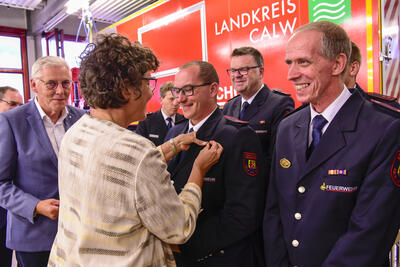 Bild vergr&ouml;&szlig;ern: Regierungspr&auml;sidentin Sylvia Felder, Landrat Helmut Riegger und Oberb&uuml;rgermeister Florian Kling durften die Medaillen im Namen des Landes &uuml;bergeben. 